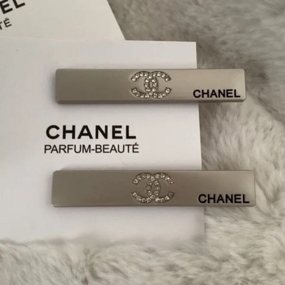 Chanel Silver Metal CC Logo Rhinestone VIP Beauty Gift Hair Clips 2-Piece Set - Picture 3 of 7